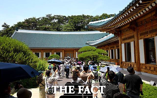 5일 오후 서울 종로구 청와대 대통령 관저가 관람객들로 붐비고 있다. /이효균 기자