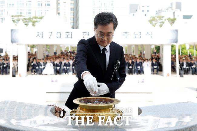 6일 오전 수원 현충탑에서 열린 제70회 현충일 추념식에서 김동연 경기도지사가 헌화 및 분향을 하고 있다./경기도