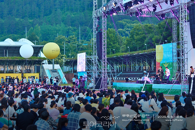 무주산골영화제 등나무스테이지 전경