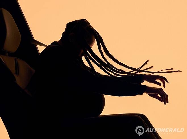 볼보자동차가 차량 내외부 센서 정보를 토대로 탑승자의 체형에 맞춰&nbsp;충격 방향과 강도를 달리하는 '멀티 어댑티브 안전벨트'를 공개했다. (볼보자동차)