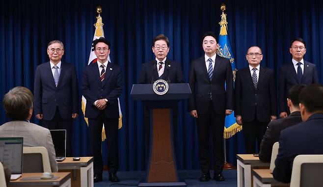 이재명 대통령이 지난 4일 서울 용산 대통령실 청사에서 새 정부 첫 인사 발표를 하고 있다. 왼쪽부터 이종석 국정원장 후보자, 김민석 국무총리 후보자, 이 대통령, 강훈식 비서실장, 위성락 안보실장. /대통령실통신사진기자단 뉴시스