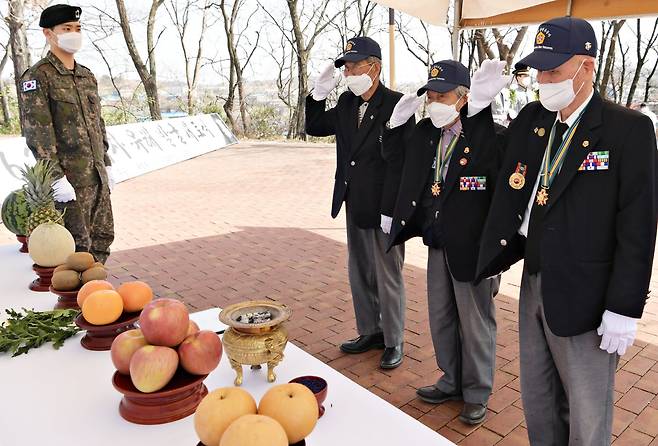 6·25 전사자 유해발굴 개토식에서 참전유공자들이 거수경례를 하고 있다. /뉴스1