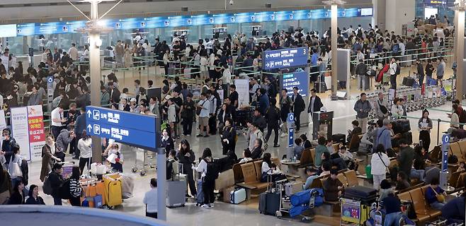 인천국제공항 제1여객터미널 출국장에서 승객들로 북적이고 있다. /연합뉴스