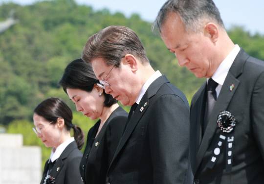 이재명 대통령과 김혜경 여사가 6일 서울 동작구 국립서울현충원에서 열린 70회 현충일 추념식에서 현충탑을 참배하고 있다. 연합뉴스