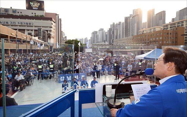 이재명 더불어민주당 대선 후보가 대선 사전 투표 첫날인 지난달 29일 서울 서초구 고속터미널 광장에서 유권자들에게 지지를 호소하고 있다. ⓒ데일리안 홍금표 기자