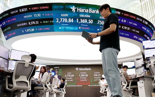 서울 중구 하나은행 딜링룸에서 딜러들이 업무를 보고 있다(자료사진). ⓒ뉴시스