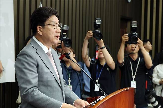 권성동 국민의힘 원내대표가 5일 오전 서울 여의도 국회에서 열린 국민의힘 의원총회에서 사퇴 의사를 밝히고 있다. ⓒ데일리안 홍금표 기자