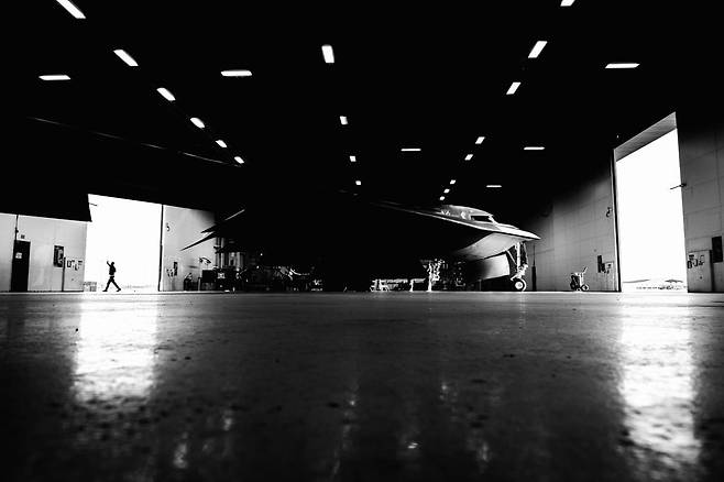 미국 미주리주 화이트맨 공군기지에서 B-2 스텔스 전략폭격기에 미 공군 장병들이 GBU-38을 개조한 500파운급 ‘퀵싱크’ 대함무기를 장착하고 있다. 출처 미 공군연구소 SNS