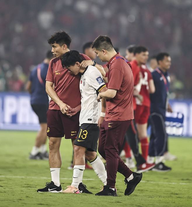 중국 축구대표팀 선수들이 6일 2026 북중미 월드컵 본선 진출 실패가 확정되자 실망을 하고 있다. 자카르타=신화 뉴시스