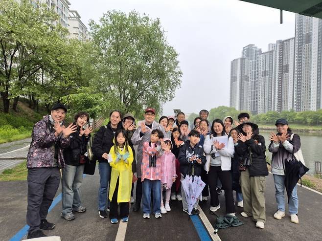 5월 10일 지구사랑탐사대 대원과 강원대학교 생명과학과 개천에서 새난다 팀이 춘천 의암호에 모였다. 동아사이언스 제공