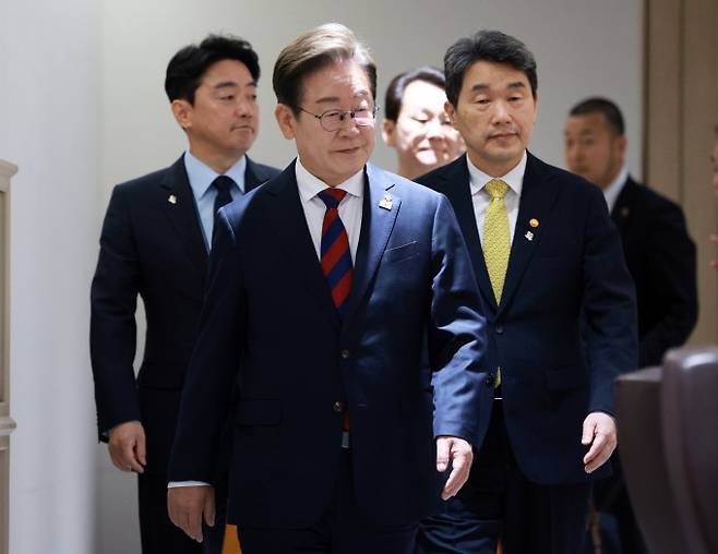 이재명 대통령이 5일 서울 용산 대통령실 청사에서 열린 국무회의에 입장하고 있다. 연합뉴스 제공