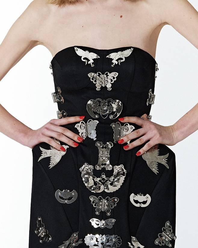 다양한 전통 요소를 재해석한 디테일이 돋보이는 르쥬 2025 F/W 컬렉션.