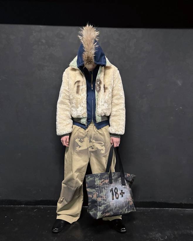 펑크 문화에서 착안해 펑키한 헤어스타일을 재해석한 모자와 타이포그래피 디테일이 눈에 띄는 2025 F/W 룩 북 이미지.