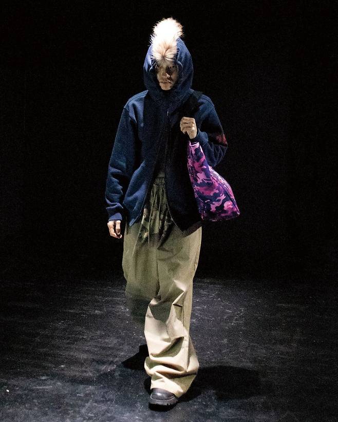 펑크 문화에서 착안해 펑키한 헤어스타일을 재해석한 모자와 타이포그래피 디테일이 눈에 띄는 2025 F/W 룩 북 이미지.