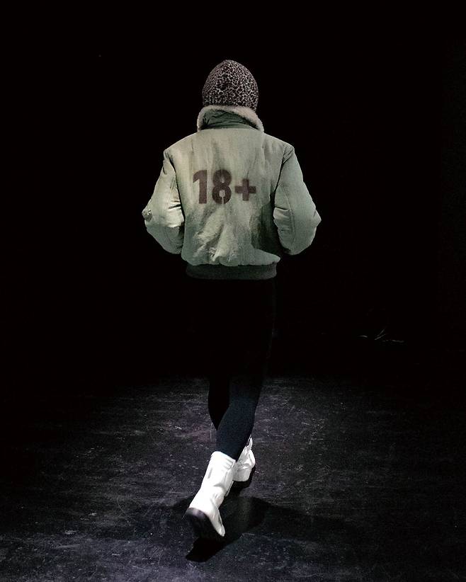 펑크 문화에서 착안해 펑키한 헤어스타일을 재해석한 모자와 타이포그래피 디테일이 눈에 띄는 2025 F/W 룩 북 이미지.