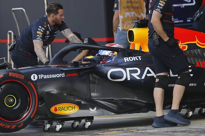 막스 베르스타펀(레드불)이 5월 31일 스페인 바르셀로나-카탈루냐 서킷 9라운드 경기에서 퀄리파잉(예선) 세션을 앞두고 차고에 들어가고 있다. 뉴시스