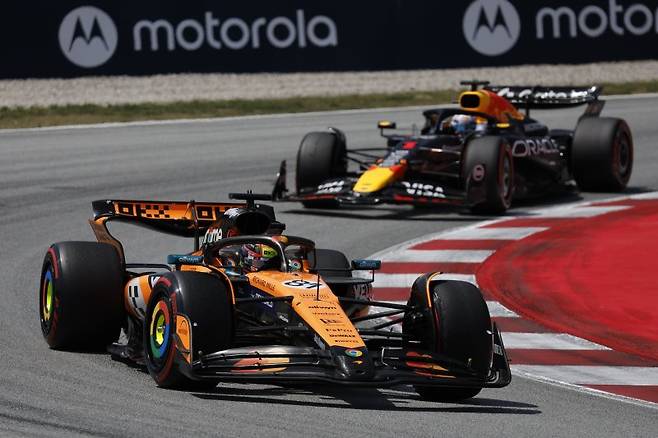 오스카 피아스트리(맥라렌), 베르스타펀 차량이 6월 1일 스페인 바르셀로나-카탈루냐 서킷 9라운드 경기에서 질주하고 있다. 연합뉴스