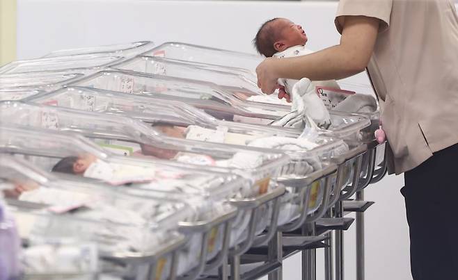 인천 미추홀구 아인병원에서 간호사들이 신생아들을 돌보는 모습.사진=뉴스1