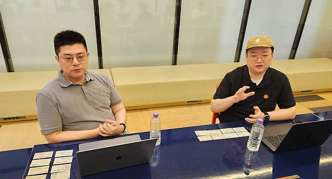 NHN 다키스트 데이즈에 대해 설명중인 정중재 사업실장(좌)과 김동선 PD (우)