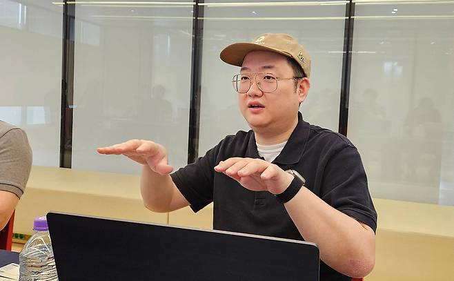 다키스트 데이즈에 대해 설명중인 김동선 PD