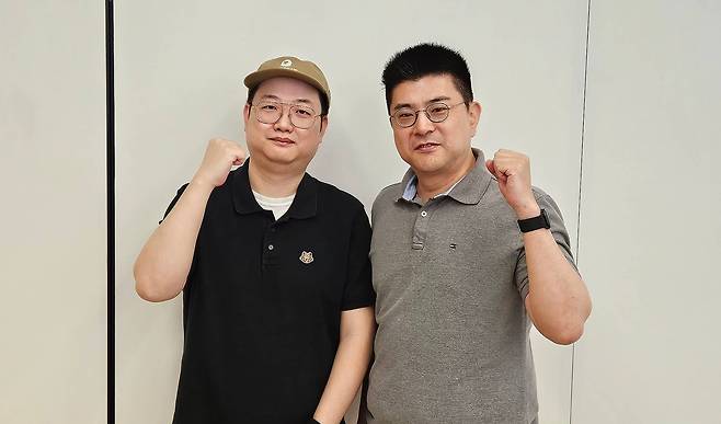 화이팅 포즈를 취하는 김동선 PD(좌)와 정중재 사업실장(우)