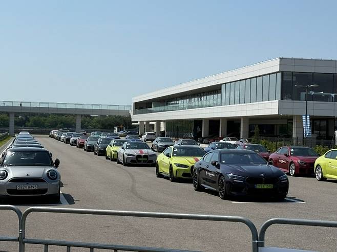 5일 인천 영종도 BMW 드라이빙 센터에서 BMW그룹코리아 출범 30주년 기념 이벤트를 진행했다. 행사뿐만 아니라 평소에도 방문하는 고객의 체험을 위해 마련돼 있는 서킷 주행 차량들이 준비돼 있다. 사진=육동윤 글로벌이코노믹 기자