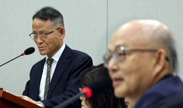 이충상 인권위 전 상임위원이 지난해 11월19일 오전 국회에서 열린 운영위에서 안창호 위원장의 발언을 듣고 있다. 김경호 선임기자 jijae@hani.co.kr