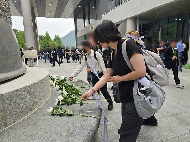 현충일인 6일 오후 열린 ‘고 변희수 하사 추모식’ 참석자들이 변 하사의 유골이 봉안된 충혼당 앞에서 헌화하고 있다. 최예린 기자