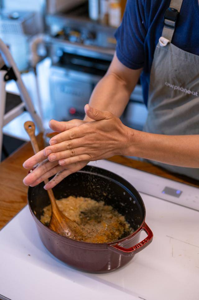 '아워플래닛'의 김태윤 셰프가 친환경 식재료를 이용해 커리를 만들고 있다. 장준우 제공