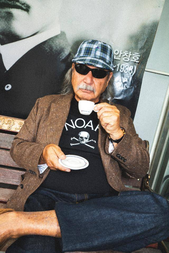 도산공원에서 필립 안 커디(70)가 화보를 찍고 있다. 무신사 제공