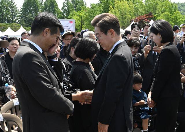 이재명 대통령이 6일 서울 동작구 국립서울현충원에서 열린 제70회 현충일 추념식에서 해상초계기 사고로 순직한 고 이태훈 소령의 아버지를 위로하고 있다. 대통령실사진기자단