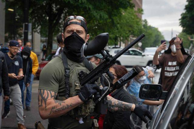 미국 국토안보부 요원이 4일 일리노이주(州) 시카고에서 불법 이민자 체포 작전을 수행하고 있다. 시카고=AFP 연합뉴스