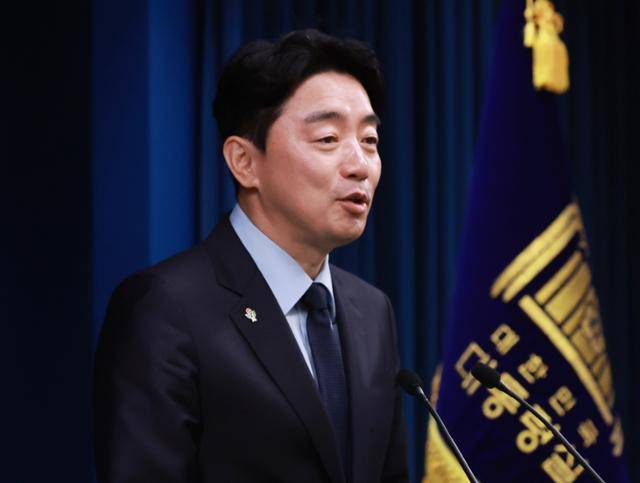 강훈식 대통령비서실장이 5일 서울 용산 대통령실 청사에서 출입기자단 상견례 자리를 갖고 인사말을 하고 있다. 연합뉴스