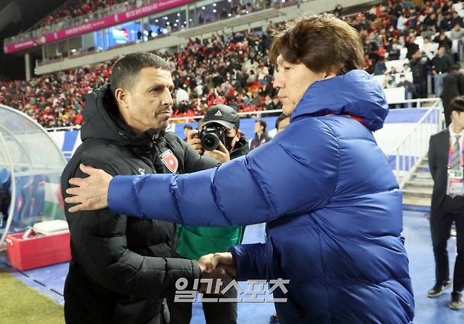 홍명보 감독이 이끄는 축구대표팀이 25일 오후 수원월드컵경기장에서 요르단과 ‘2026 FIFA 북중미월드컵 아시아 지역 3차 예선을 펼쳤다. 경기전 대표팀 홍명보 감독과 자말 셀라미 요르단 감독이 악수하고있다. 수원=정시종 기자 capa@edaily.co.kr /2025.03.25.