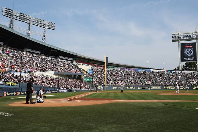 <yonhap photo-5784=""> 오늘도 야구는 만석 (서울=연합뉴스) 임화영 기자 = 현충일인 6일 서울 잠실야구장에서 열린 프로야구 롯데 자이언츠와 두산 베어스의 경기가 관중들로 가득 차 있다. 2025.6.6 hwayoung7@yna.co.kr/2025-06-06 17:35:49/ <저작권자 ⓒ 1980-2025 ㈜연합뉴스. 무단 전재 재배포 금지, AI 학습 및 활용 금지></yonhap>