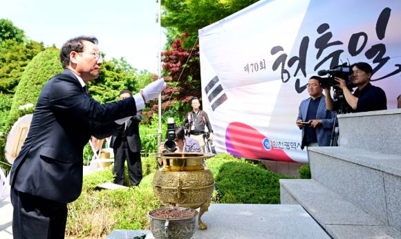 유정복 인천광역시장이 6일 미추홀구 수봉공원 현충탑에서 열린 '제70회 현충일 추념식'에서 헌화·분향을 하고 있다. [사진=인천시]