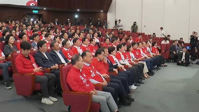 3일 밤, 서울 여의도 국회 도서관에 마련된 국민의힘 개표상황실에서 김용태 비상대책위원장과 안철수, 나경원 등 공동선대위원장들이 제21대 대통령 선거 방송3사 출구조사 결과를 보고 있다.  (SBS 캡처)