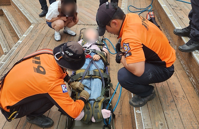 오늘(6일) 오후 성산일출봉 정상에서 발생한 응급환자 이송이 이뤄지는 모습 (제주소방안전본부 제공)