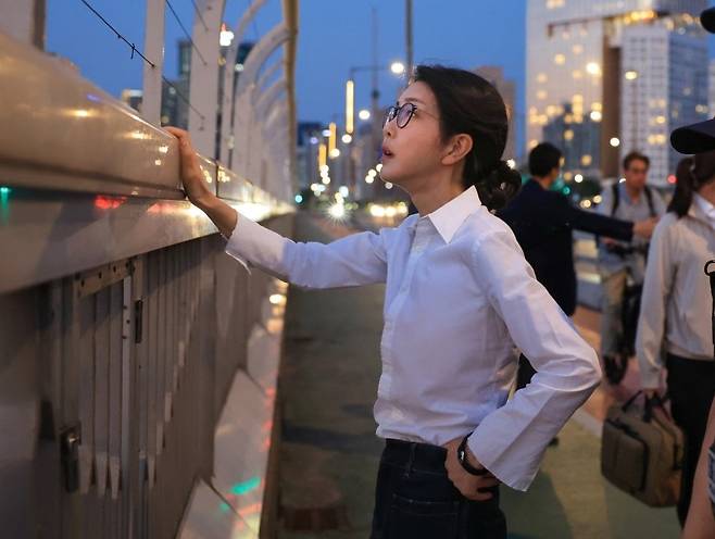 김건희 여사가 '세계 자살 예방의 날'을 맞아 서울 마포대교를 살펴보는 모습