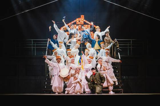 1960년대 창작 뮤지컬의 도전과 분투를 코믹하게 풀어가는 서울시뮤지컬단의 신작 ‘더 퍼스트 그레잇 쇼’. [사진 세종문화회관]