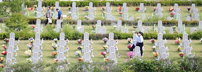6일 전북 임실군 국립임실호국원을 찾은 추모객들이 참배를 하기 위해 발걸음을 옮기고 있다. 뉴스1