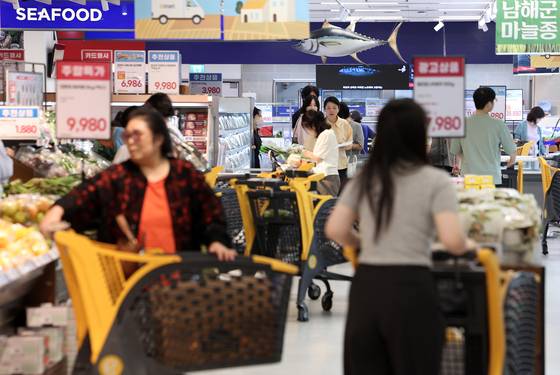 5일 오후 서울 시내 한 대형마트에서 시민들이 장을 보고 있다. 이재명 대통령 당선으로 정치적 불확실성이 해소되면서 소비 심리 회복에 대한 기대감도 커지고 있다. 뉴스1뉴스1
