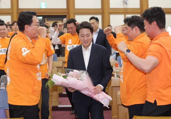 개혁신당 이준석 대선 후보가 3일 방송 3사 출구조사 발표를 확인한 뒤 서울 국회 여의도 의원회관에 마련된 당 개표상황실에 도착해 당원들로부터 응원을 받고 있다. 연합뉴스