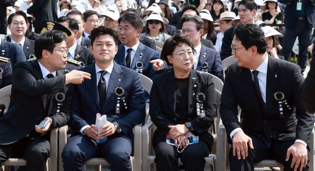 ▲ 더불어민주당 박찬대 당 대표 권한대행 겸 원내대표(왼쪽부터), 국민의힘 김용태 비상대책위원장, 조국혁신당 김선민 당 대표 권한대행, 개혁신당 천하람 원내대표 겸 당 대표 권한대행이 6일 서울 동작구 국립서울현충원에서 열린 70회 현충일 추념식에 참석해 행사 시작 전 대화하고 있다. 연합뉴스