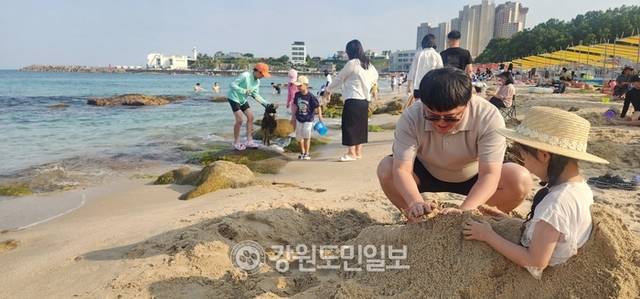 ▲ 6일 최북단 청정 고성 아야진해수욕장을 찾은 경기 과천의 한 가족 피서객이 아이와 함께 모래 쌓기 놀이를 하고 있다.