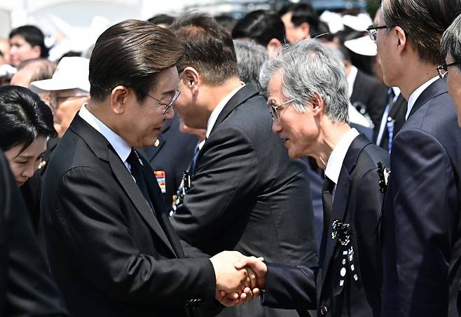 이재명 대통령이 6일 서울 동작구 국립서울현충원에서 열린 제70회 현충일 추념식에서 조희대 대법원장과 악수하고 있다. /사진=대통령실사진기자단