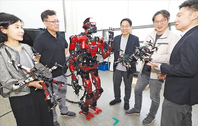 왼쪽부터 김현진 서울대 자동화시스템공동연구소장(항공우주공학과 교수), 오성회·윤성로·한보형 전기정보공학부 교수, 박재흥 융합과학기술대학원 교수가 휴머노이드 로봇 ‘도깨비’ 앞에서 피지컬 AI의 미래에 대해 대화하고 있다. /김범준 기자