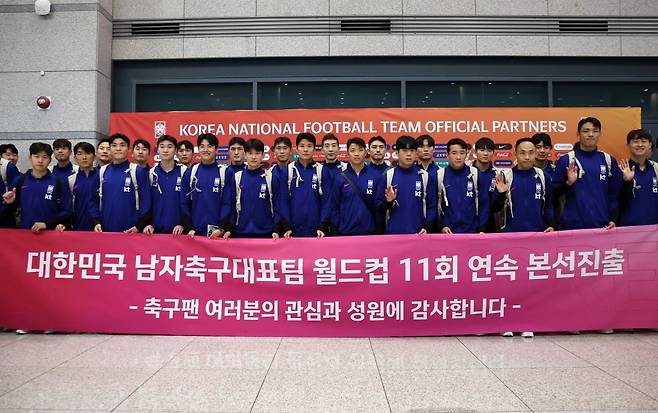 11회 연속 월드컵 본선 진출에 성공한 대한민국 축구 대표팀이 6일 인천국제공항을 통해 귀국 후 기념촬영을 하고 있다. /사진=연합뉴스