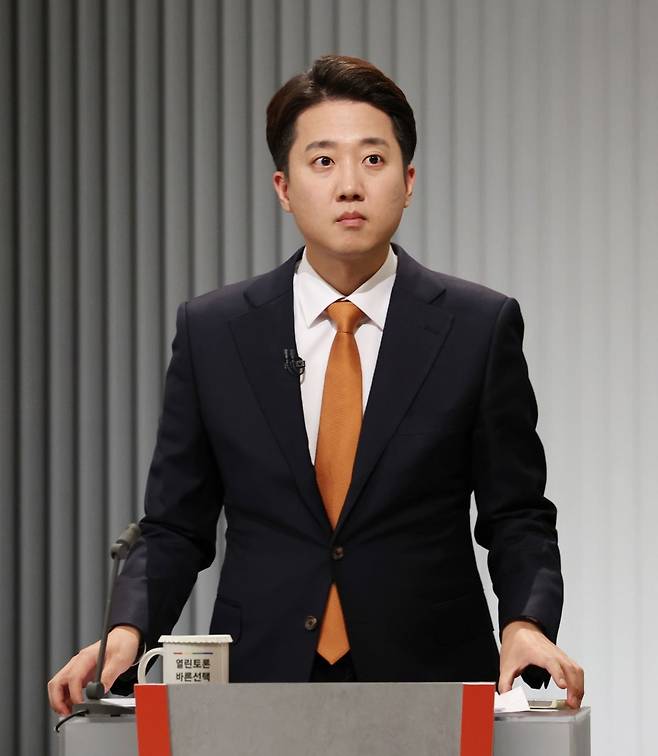 이준석 개혁신당 의원이 대통령 후보 시절인 5월 23일 서울 영등포구 KBS본관 스튜디오에서 중앙선거방송토론위원회 주관 제21대 대통령선거 2차 후보자 토론회 준비를 하는 모습. 사진=뉴스1