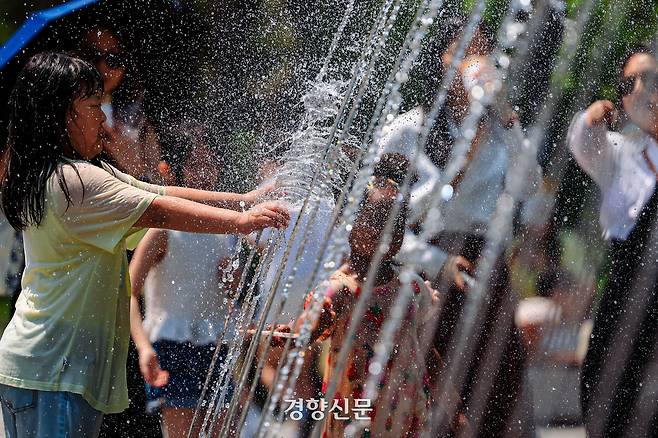 광화문 광장을 찾은 어린이들이 물놀이를 즐기고 있다. 이준헌 기자